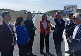 El secretario de Estado y demás autoridades, en el enlace Villacarrillo-Iznatoraf.