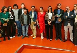 Foto de familia con premiados y representantes de la Universidad de Jaén.