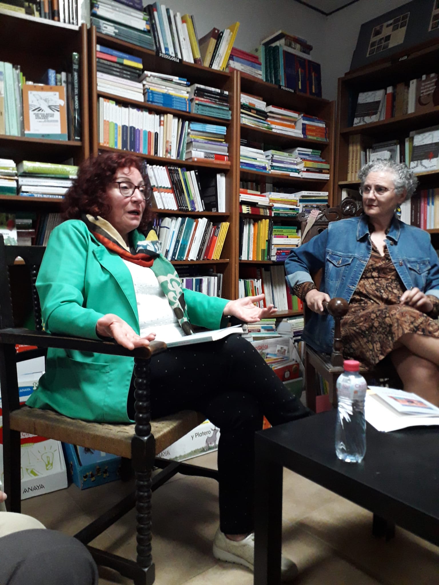 La autora Ana Moreno Soriano y Remedios Morente Jiménez, periodista de IDEAL que presentó el libro 'El laberinto del Patriarcado.