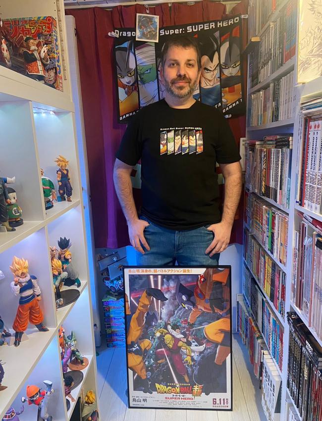 Luis Calvo, en su casa de Tokyo, rodeado de mangas y figuras de Bola de Dragón.