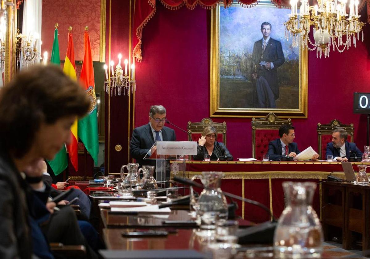 El defensor de la ciudadanía de Granada, Manuel Martín, este viernes en el pleno.