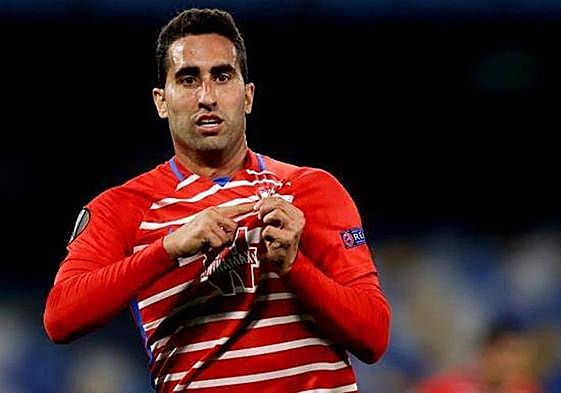 Ángel Montoro se señala el escudo al marcar al Nápoles en la Europa League.