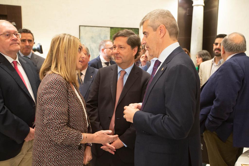 La consejera Marifrán Carazo charlando con el director ejecutivo de Movilidad de Repsol, José Barreiro y gerente del Consorcio de Transporte Metropolitano César Díaz en el acto al que ha acudido este viernes.