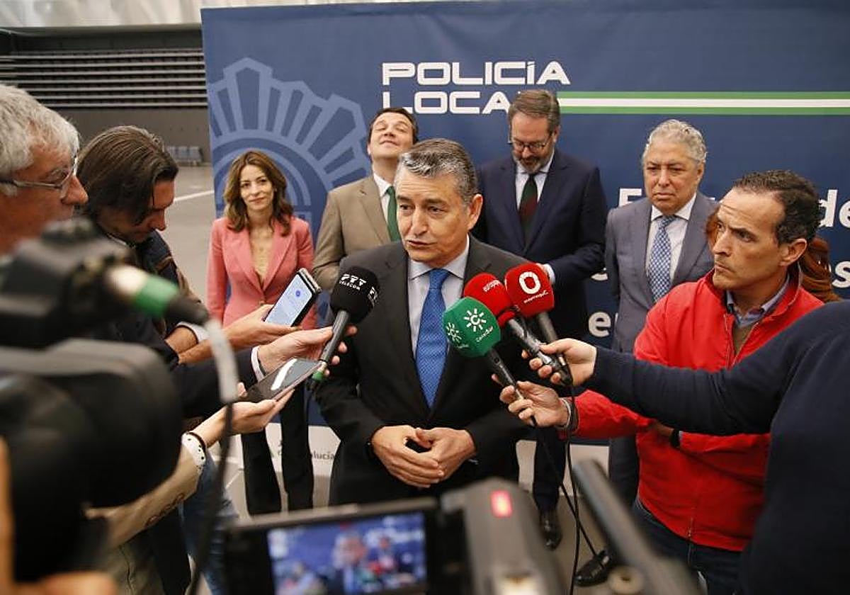 El consejero de Presidencia, Interior y Diálogo Social de la Junta de Andalucía, Antonio Sanz, atiende a los medios de comunicación.