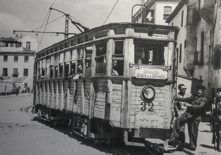 Imagen principal - Tranvía de Las Gabias en dos imágenes | En la tercera, imagen del tranvía a su paso por San Antón en su conexión con Recogidas