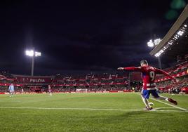 José Callejón pone un córner en el estadio Nuevo Los Cármenes.