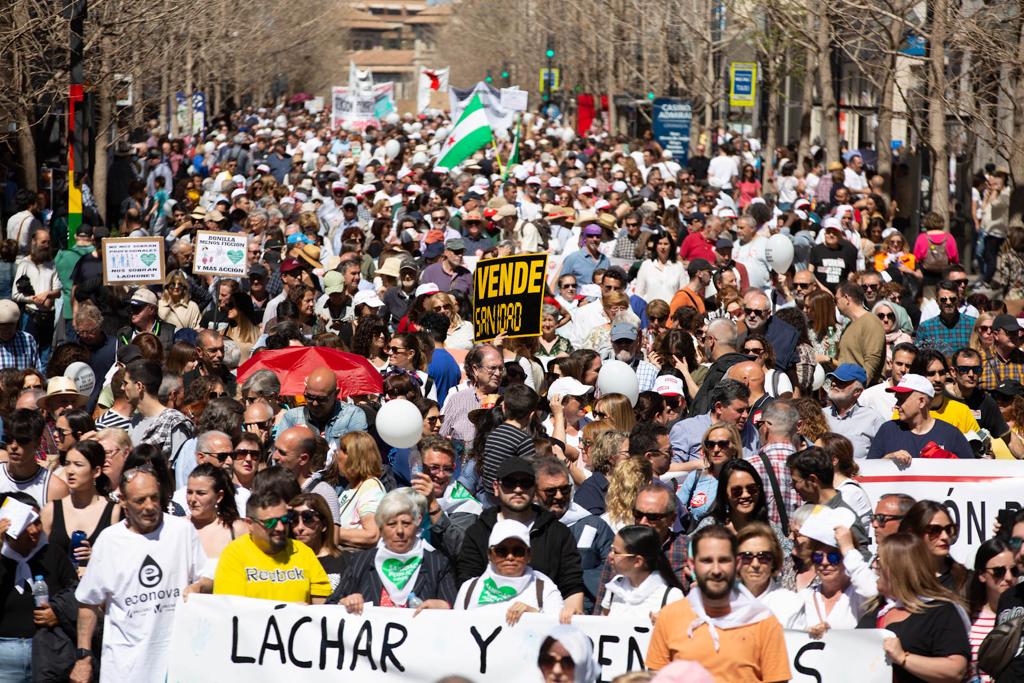 Miles de personas marchan en Granada por la sanidad pública