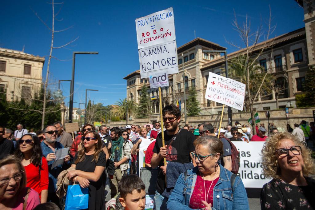 Miles de personas marchan en Granada por la sanidad pública