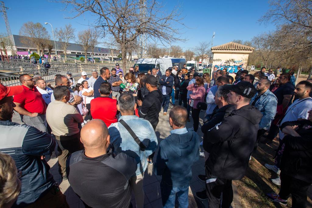 Imagen principal - Nuevo plante de los vendedores ambulantes del Zaidín por la nueva ubicación