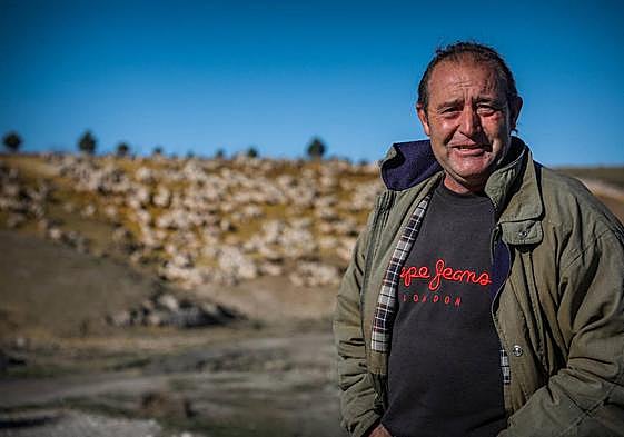 Los hermanos Vizcaíno, con una explotación de mil ovejas en Castilléjar, esperan desesperados las ayudas para alimentación.