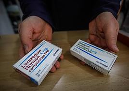 Un farmacéutico de Granada muestra medicamentos comunes prescritos para dormir.