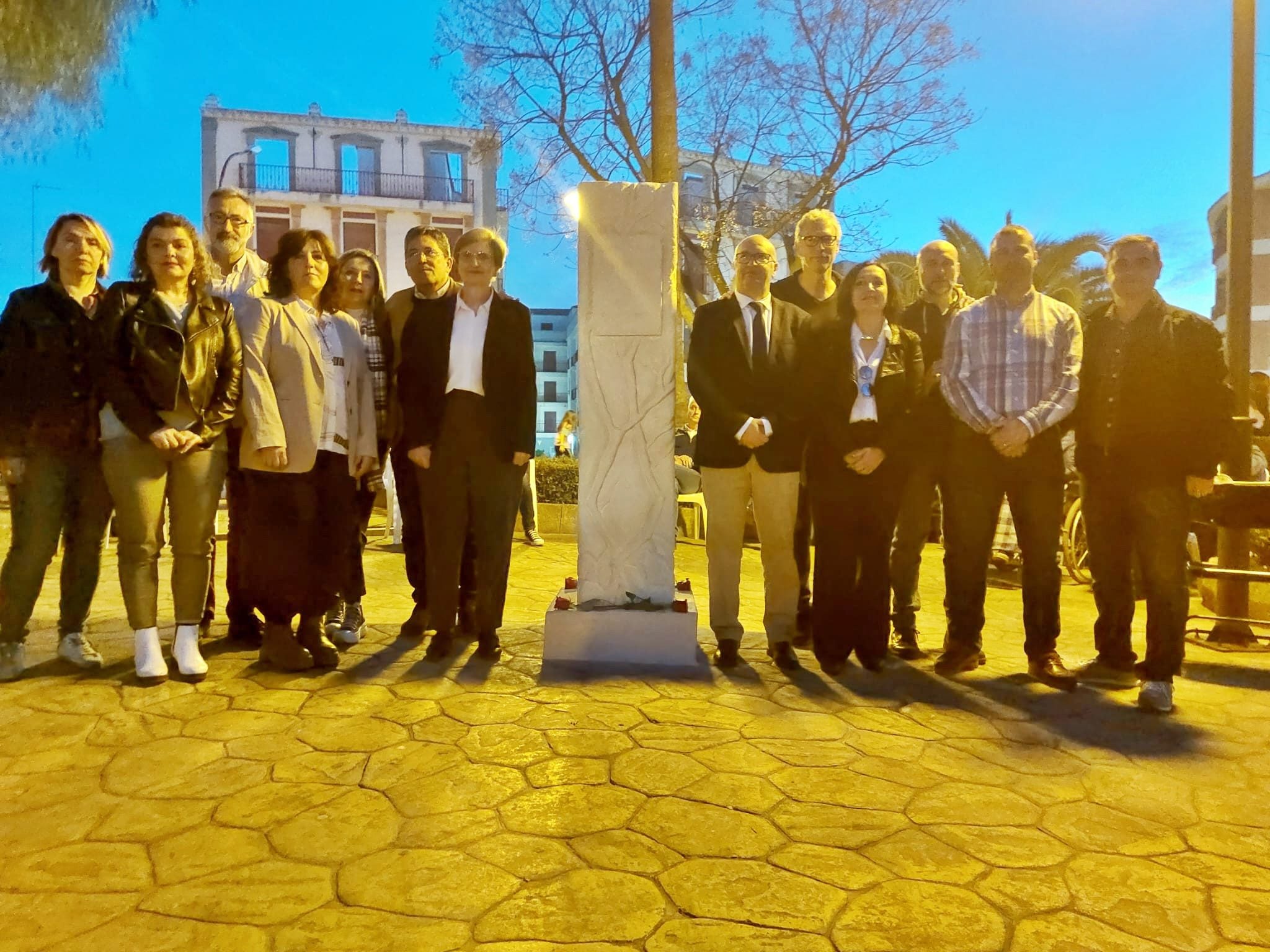 Monolito en recuerdo de las víctimas de la covid-19.