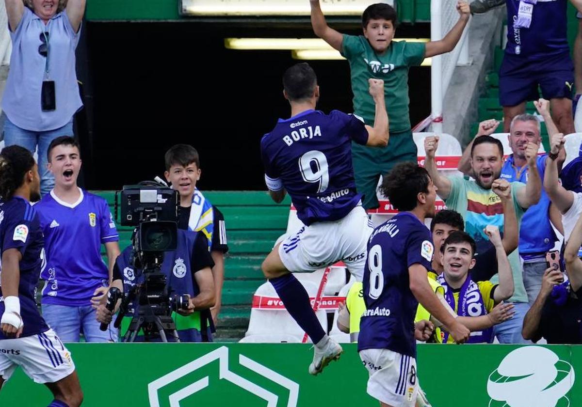 Borja Bastón celebra un gol con la grada.