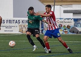 Kike Carmona, autor del único gol del partido, se zafa de un rival del Atlético Porcuna.