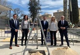 Autoridades, en la colocación de la primera piedra en la ampliación del IES El Valle.