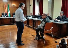 Muestran al acusado el arma blanca, con la cuchilla partida, durante la vista.