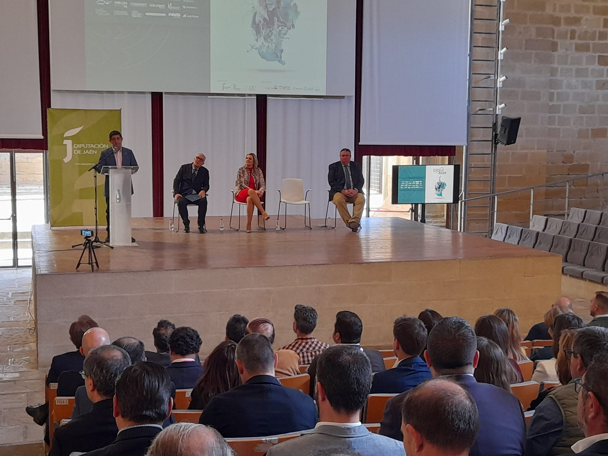 Aspecto que presentaba el auditorio durante la inauguración de las jornadas.