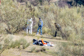 Policía Nacional en la zona donde apareció el bebé sin vida en El Fargue el pasado 27 de enero.