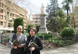 Ismael Ramos y Clara Inés López-Rodríguez, ante el monumento a Mariana Pineda.