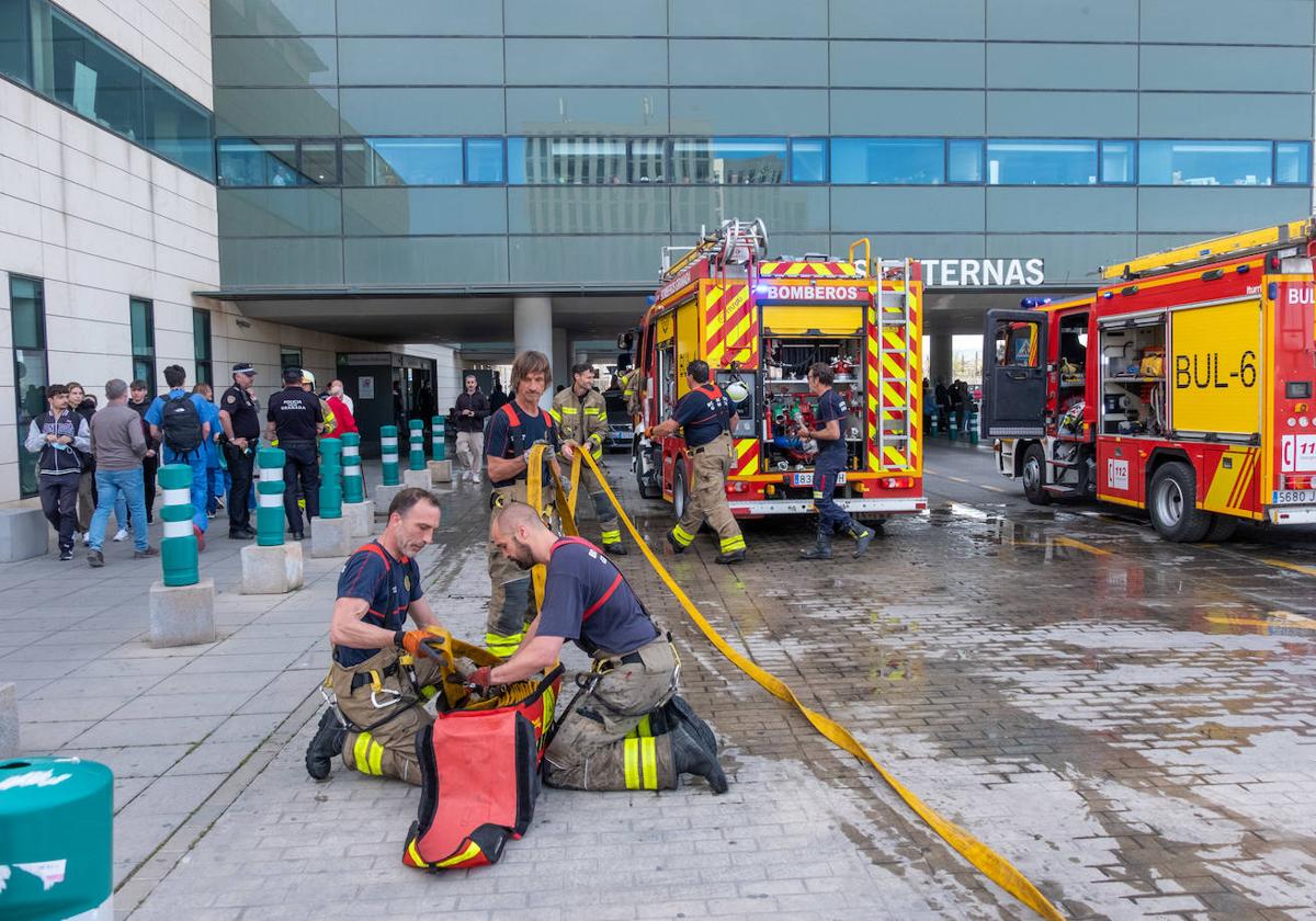 Bomberos ayer en el Clínico.