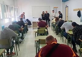 Aspirantes a taxistas asalariados, durante el examen de este martes.