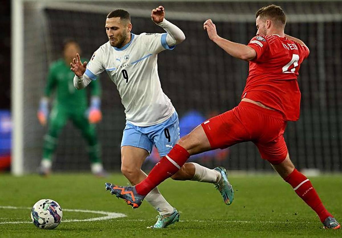 Shon Weissman regatea a un futbolista suizo.