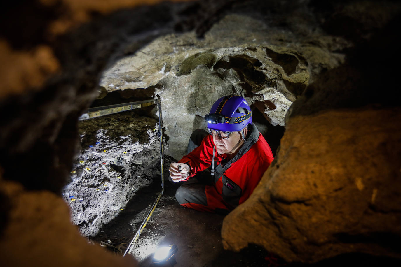 Cantalejo, junto a las chinchetas que indican los distintos estratos arqueológicos de la cueva.