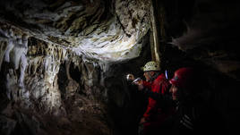 Investigadores analizan las pinturas rupestres localizadas en una de las oquedades en el interior de la cueva.