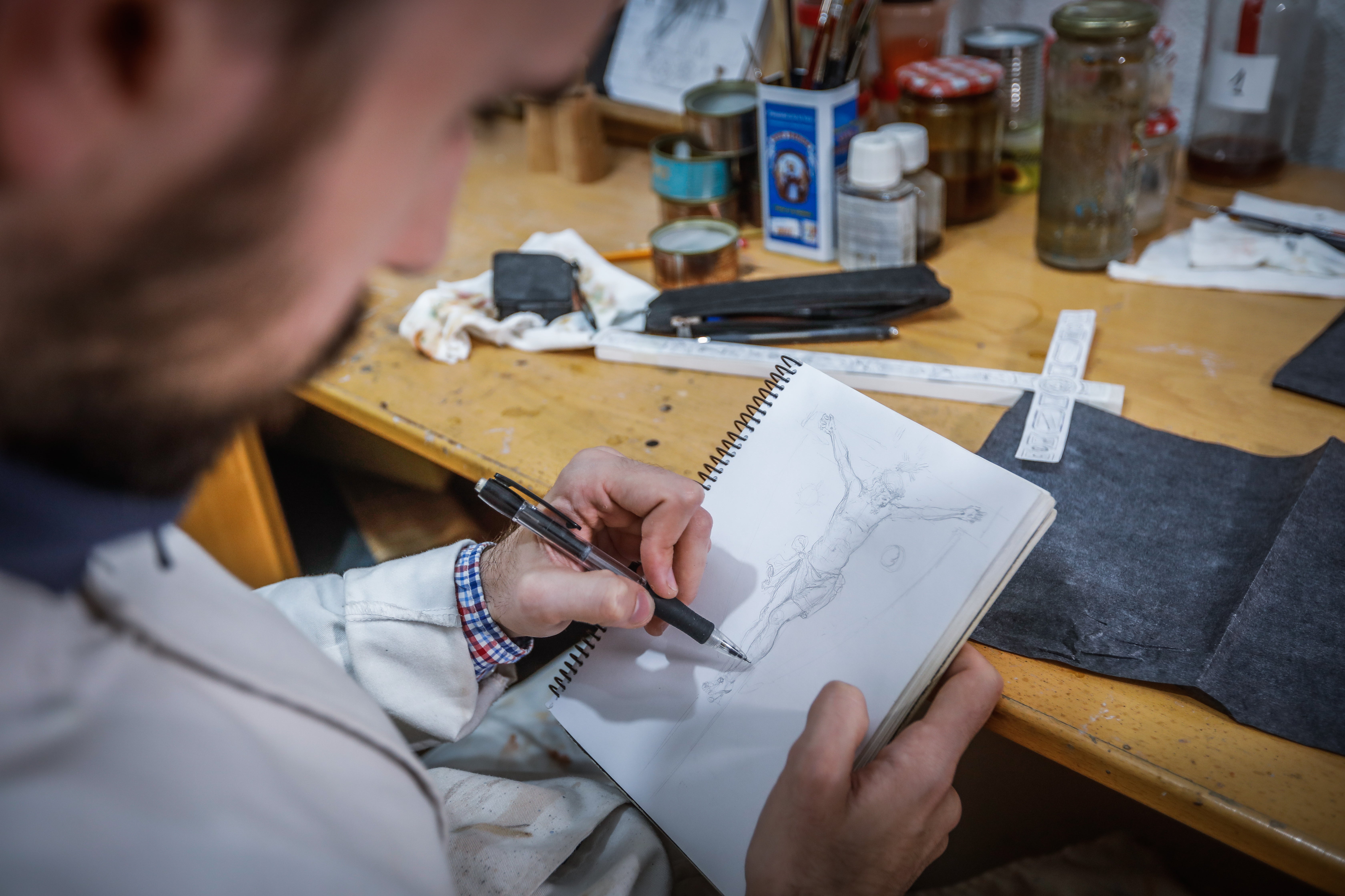 Imagen secundaria 2 - Modelados y bocetos de Pablo Fernández en su taller.