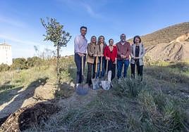 Candidatos de las principales formaciones junto a la encina que han plantado este miércoles.