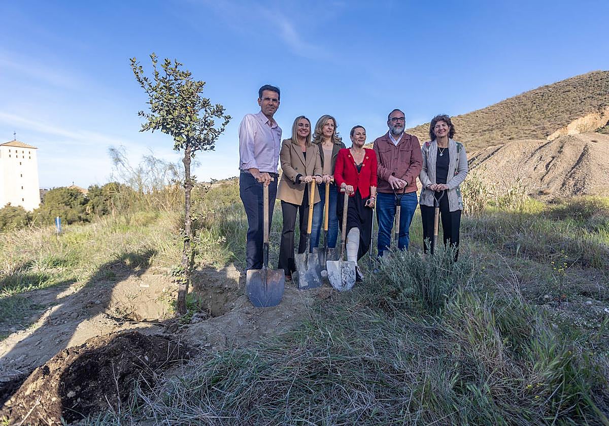Candidatos de las principales formaciones junto a la encina que han plantado este miércoles.