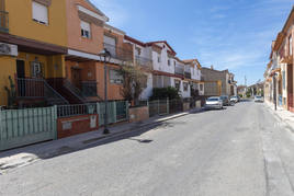 Calle Victoria Kent de Peligros donde se encuentra la vivienda okupada.