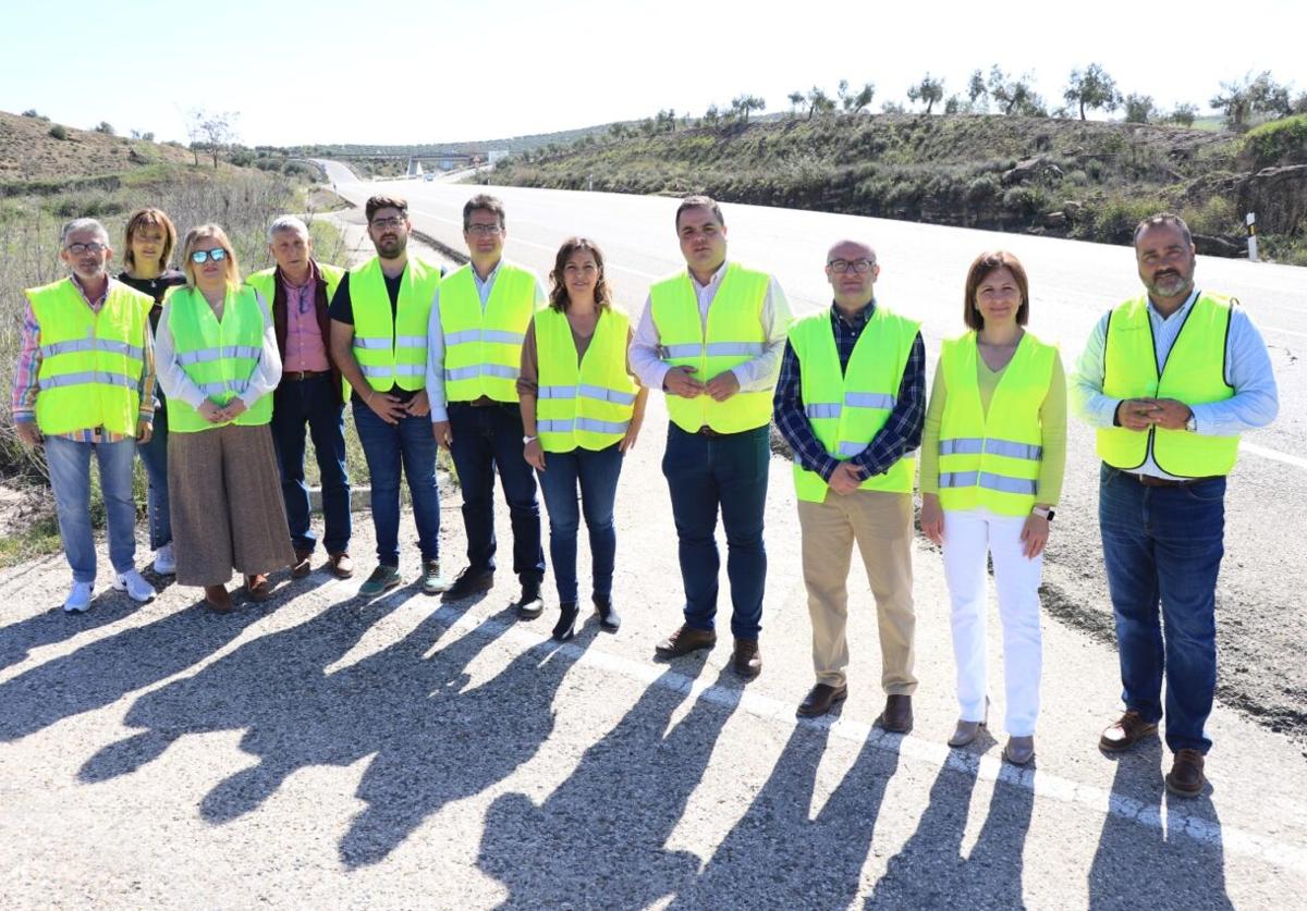 Alcaldes y parlamentarios socialistas durante la protesta por el «trampantojo de las obras en la A-306».