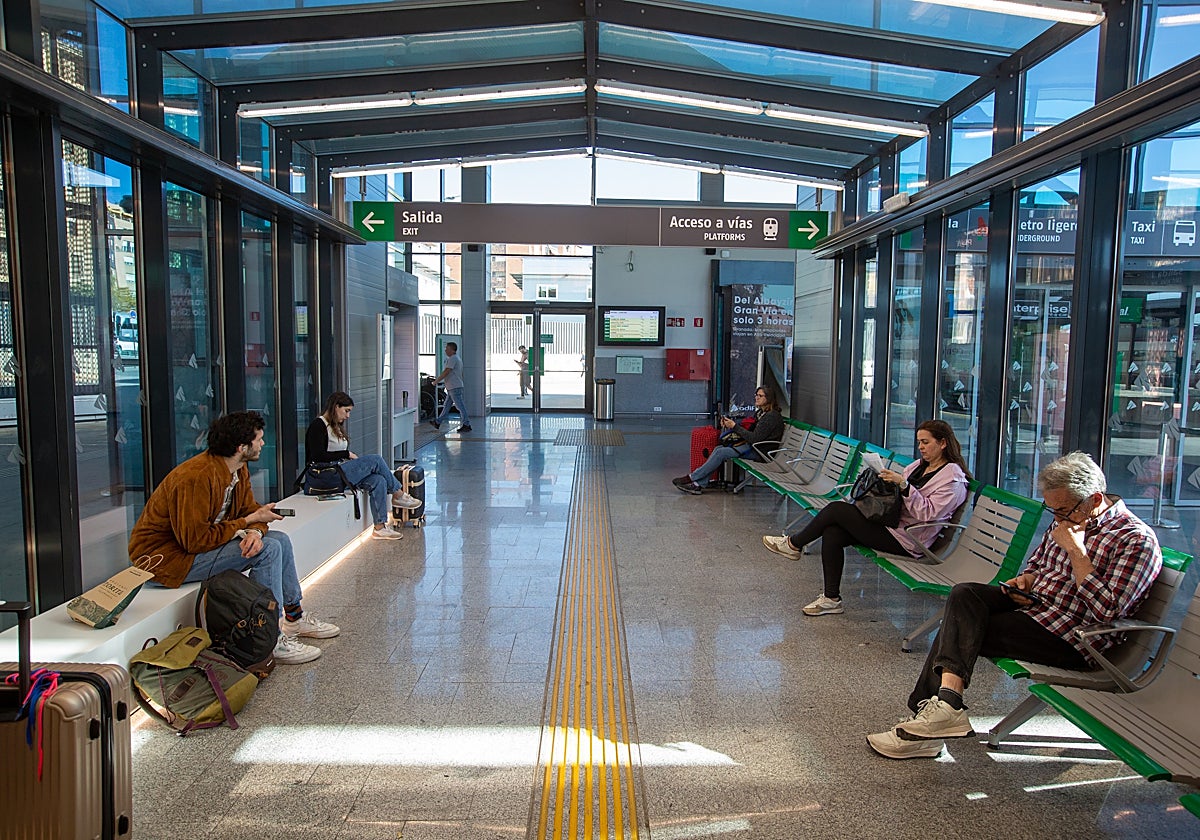 Pasajeros en la estación de Andaluces.