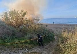 Incendio en la playa de Las Azucenas.