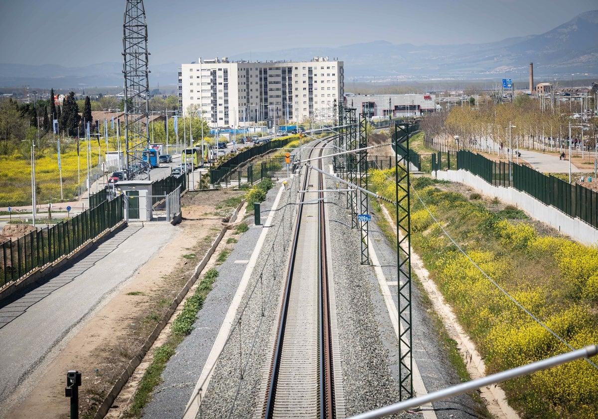 Las vías del tren, a su paso por la zona de expansión de Granada.