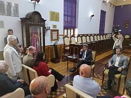 El ministro atiende a Ana Quiles, de Aprompsi, durante su reunión con colectivos sociales de Jaén.