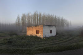 Fotografía 'Caseta con choperas de fondo', segundo premio del concurso.