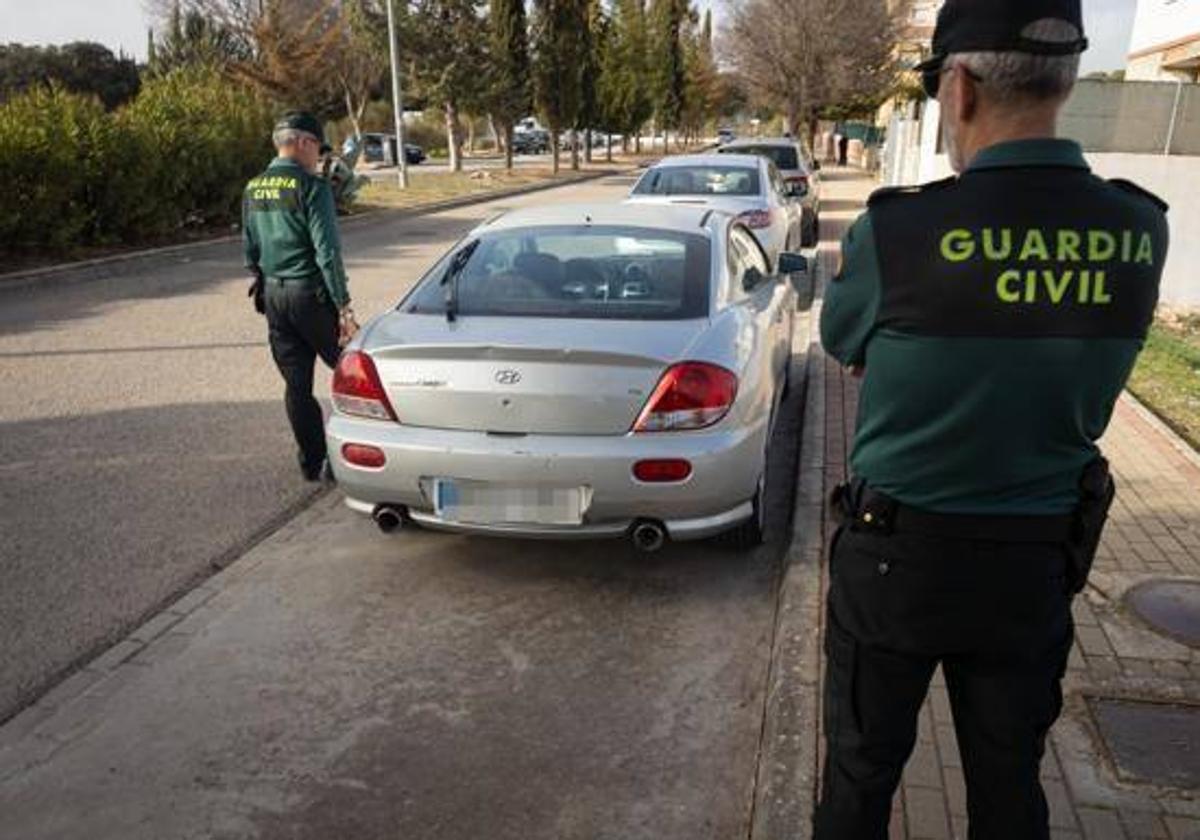 Vehículo del secuestrador que lo dejó estacionado en las inmediaciones de un colegio de Atarfe, donde acudió para presuntamente retener de forma ilegal a la edil Vanesa Romero.