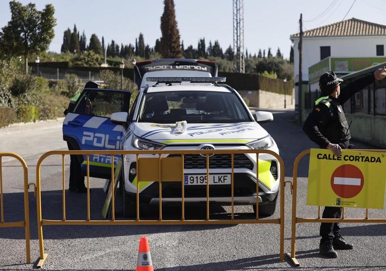 La Policía Nacional corta la vía de acceso a la casa donde se halla el atrincherado.