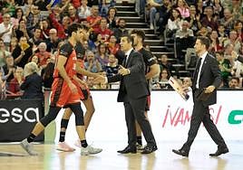 Pablo Pin felicita a Caicedo y Jacobo Díaz por su aportación frente al UCAM Murcia.