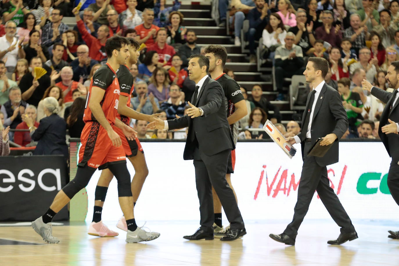 Pablo Pin felicita a Caicedo y Jacobo Díaz por su aportación frente al UCAM Murcia.