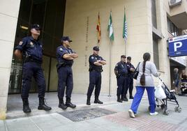 Agentes de la Policia Nacional custodiando la entrada del Ayuntamiento de El Ejido cuando explotó la Operación Poniente.