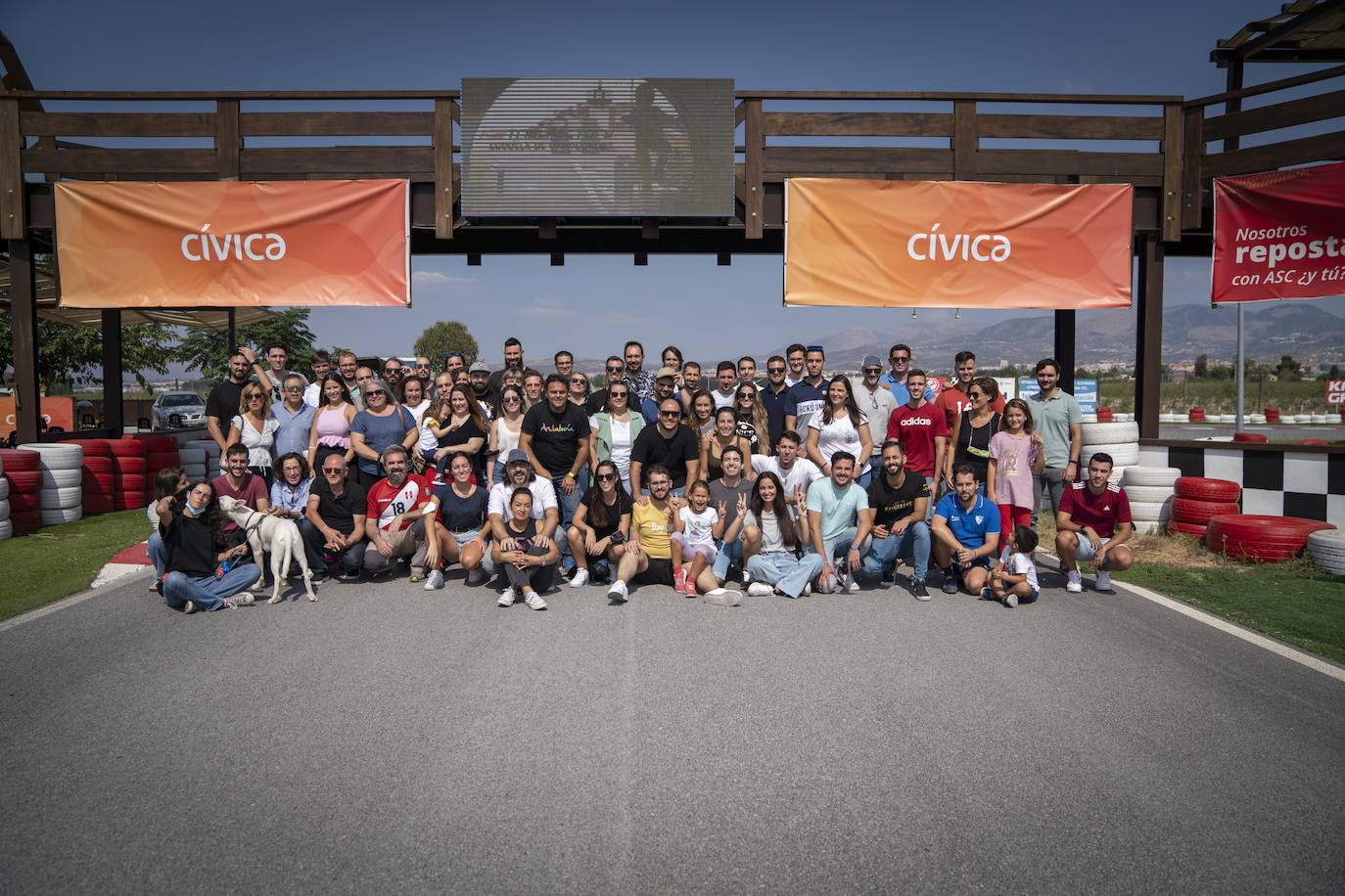 Imagen secundaria 1 - El equipo de Cívica en los premios y en una actividad deportiva organizada por la empresa.