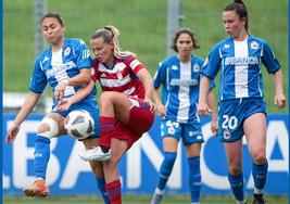 Naima resiste la posesión ante tres jugadoras rivales.