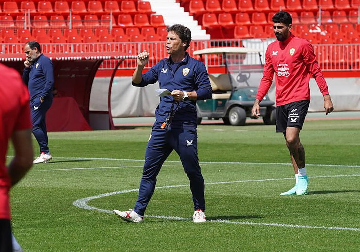 Rubi, que confía en sus jugadores, alecciona a estos durante el entrenamiento.