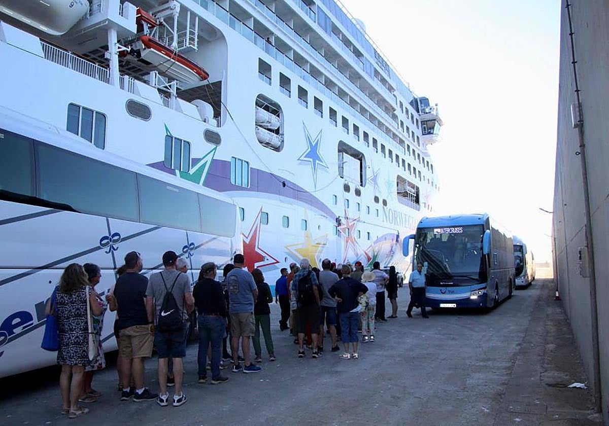 Pasajeros del barco en Motril.
