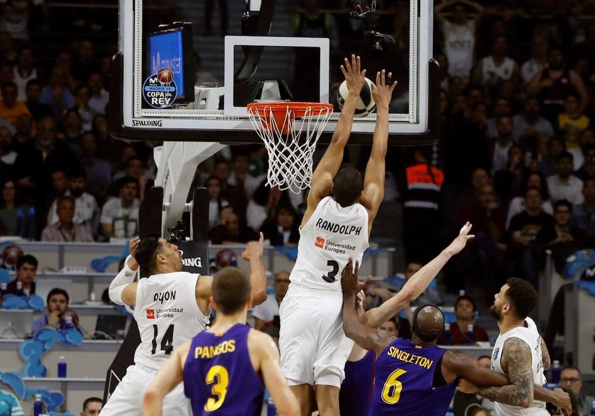 Anthony Randolph tapona el tiro que los árbitros dieron por válido y con él la Copa del Rey al Barcelona en 2019.