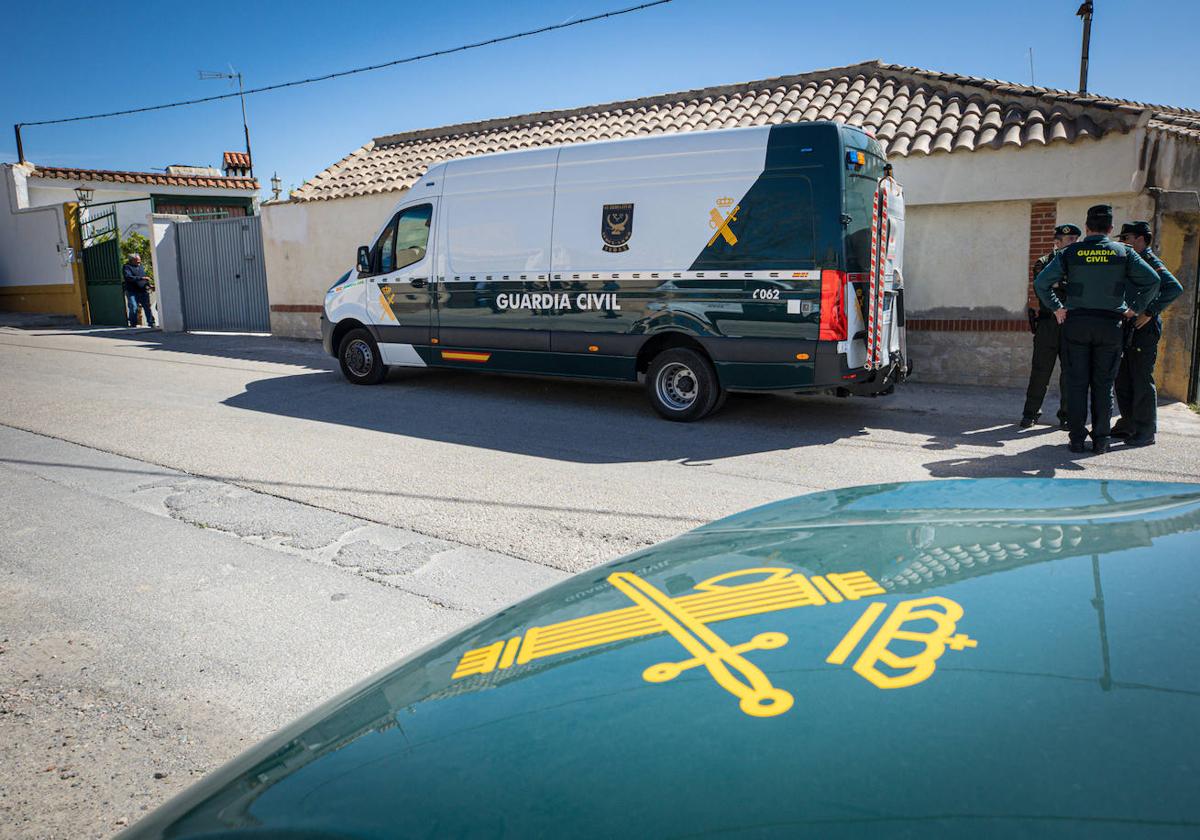 Guardia Civil junto a la vivienda, portón de color gris, donde estuvo atrincherado el detenido por espacio de catorce horas.