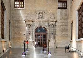 Patio del Museo de Jaén, con la portada de la antigua iglesia de San Miguel.